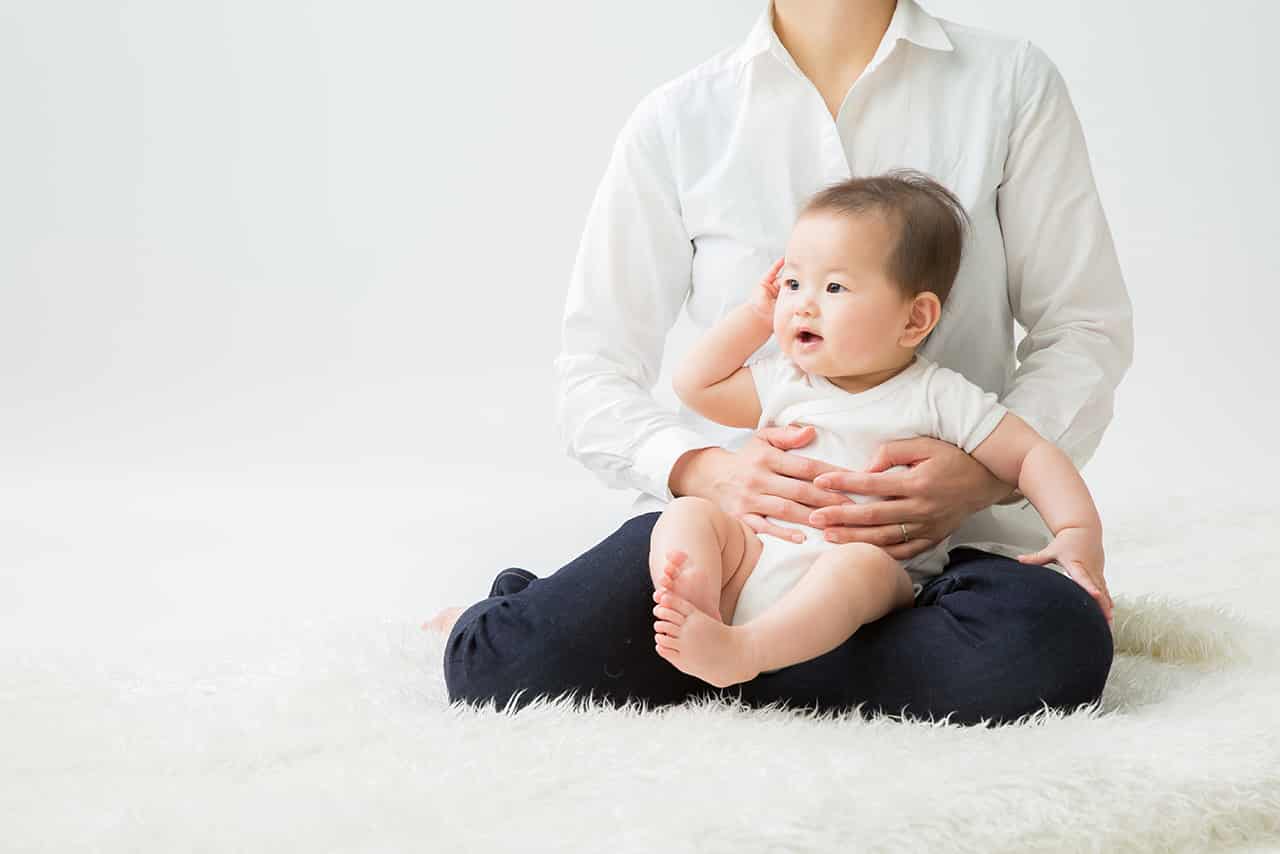 赤ちゃんのお座りはいつから 遅いと感じたときの対策や注意点も解説 Fam S Baby