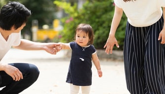 赤ちゃんが歩きはじめる時期は 遅いと感じたときは練習が必要 Fam S Baby