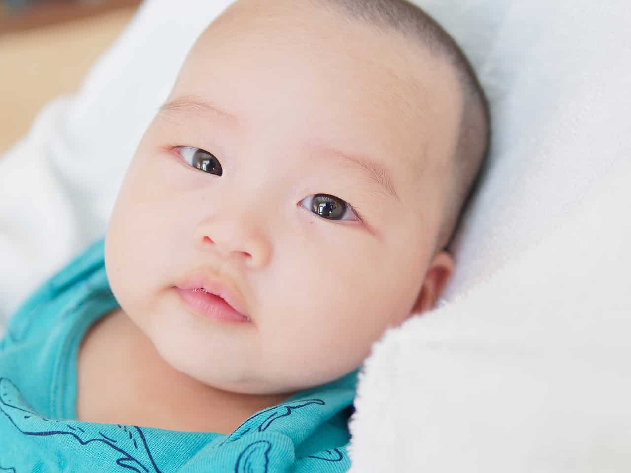 赤ちゃんに一重が多いのはなぜ 成長すれば二重に変わる 遺伝の影響は Fam S Baby