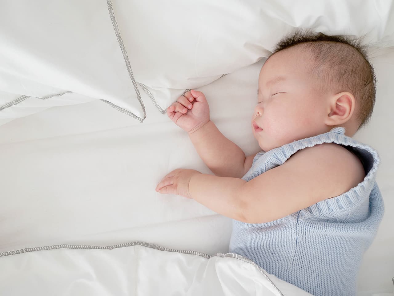 赤ちゃんにも枕は必要なの 枕を使い始める時期や選び方 注意点を解説 Fam S Baby