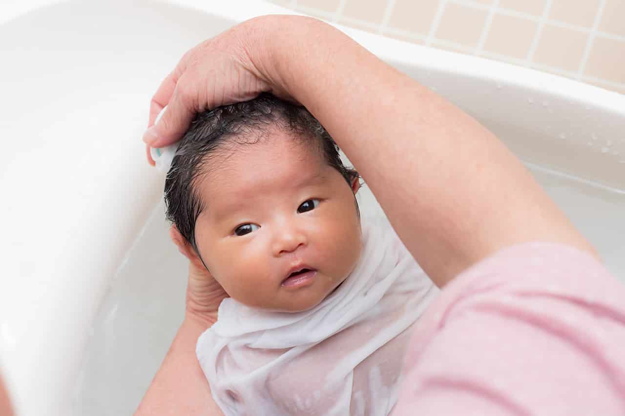 赤ちゃんにドライヤーは必要 基本的な髪の毛の乾かし方や注意点について解説 Fam S Baby
