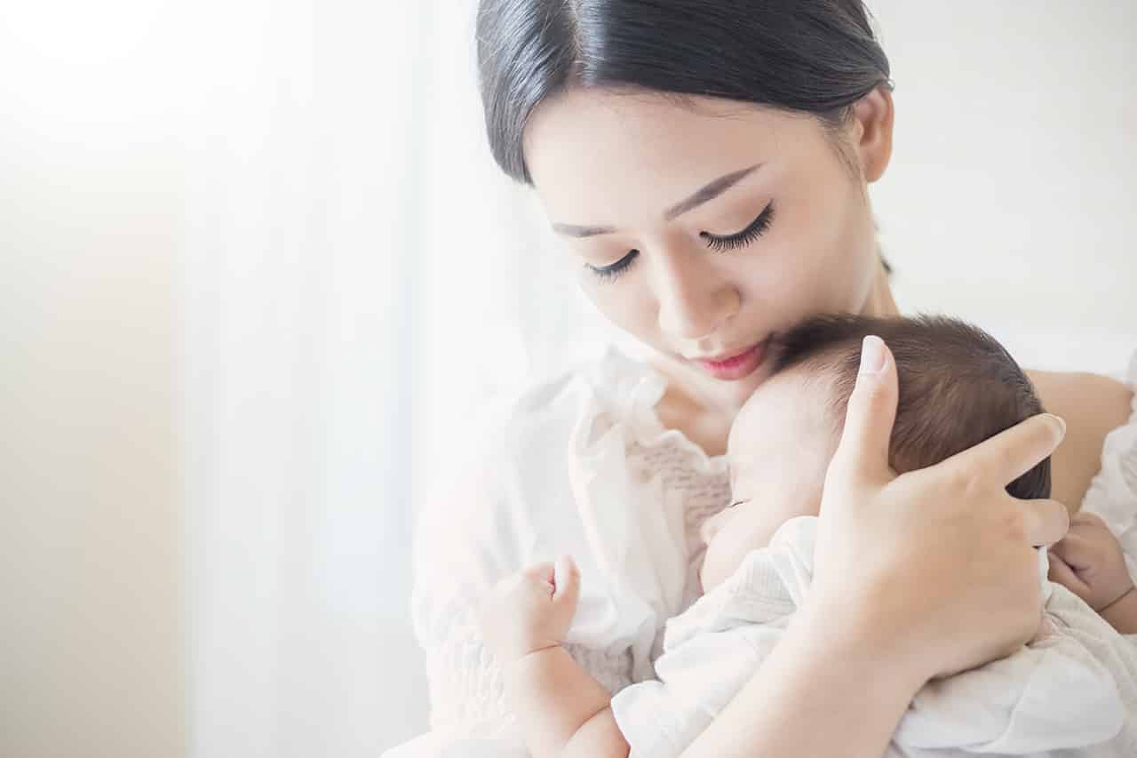 赤ちゃんの首がすわるのはいつから 確認や練習方法 注意点を解説 Fam S Baby