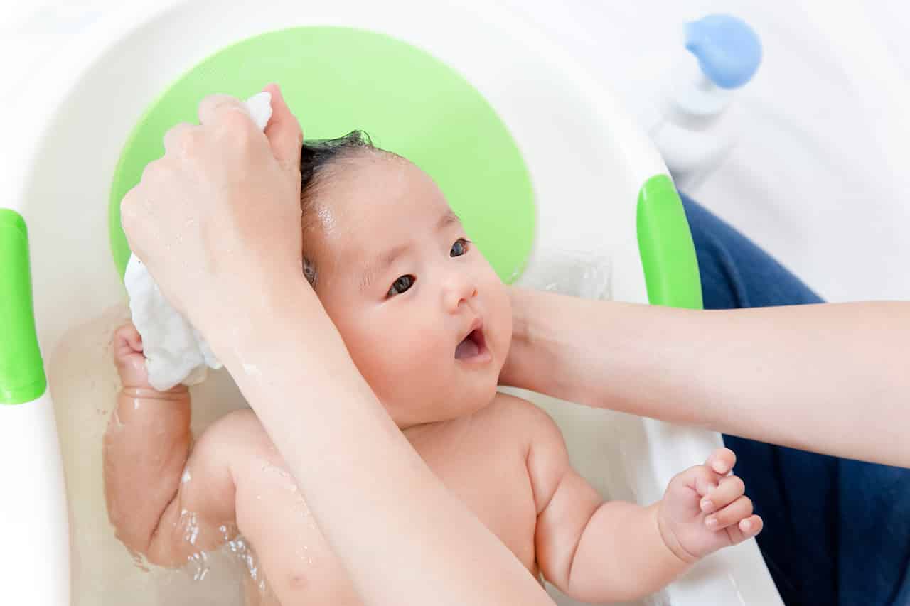 赤ちゃんのお風呂デビューはいつから ポイントや注意点について解説 Fam S Baby