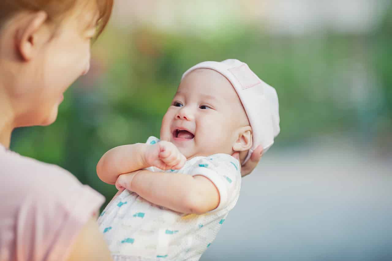 赤ちゃんの首がすわるのはいつから 確認や練習方法 注意点を解説 Fam S Baby