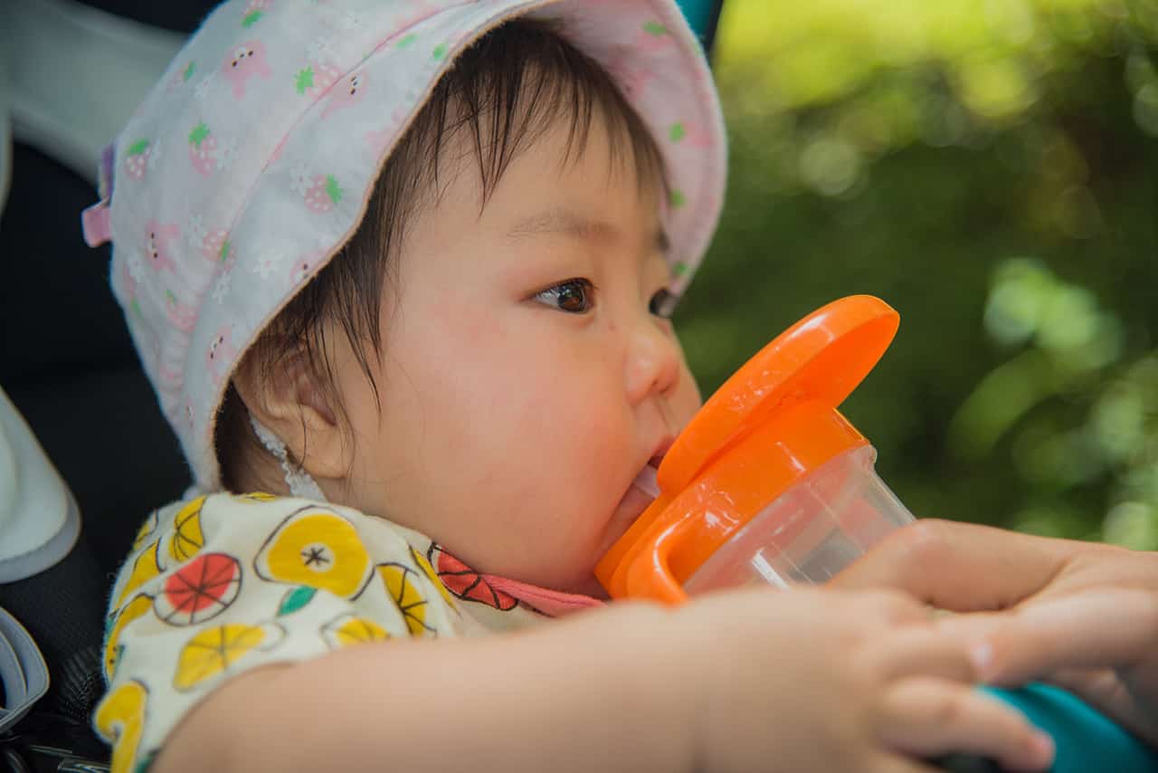 赤ちゃんに水を飲ませていいのはいつから 飲ませるタイミングや注意点などを詳しく解説 Fam S Baby