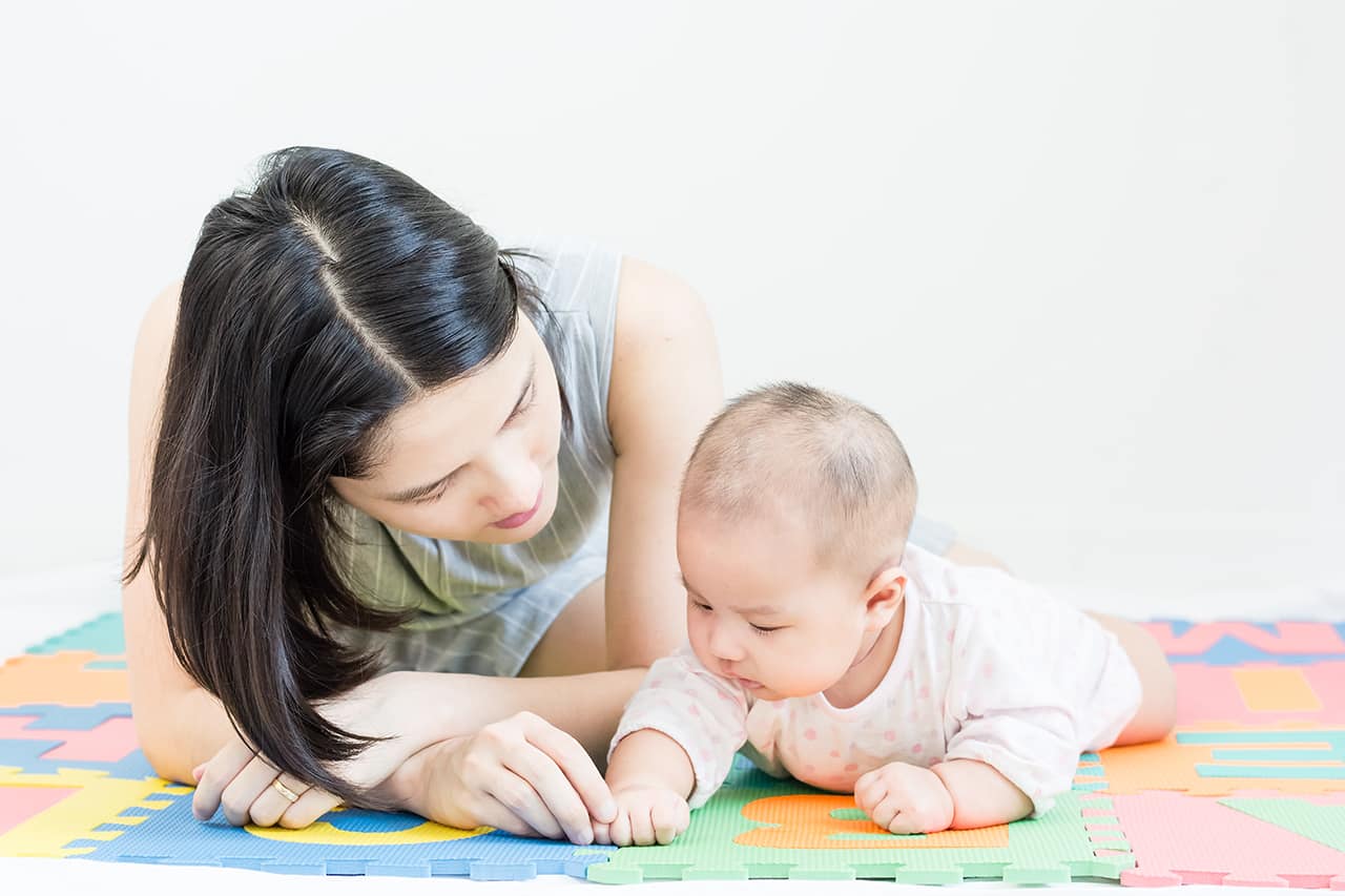 赤ちゃんの首がすわるのはいつから 確認や練習方法 注意点を解説 Fam S Baby