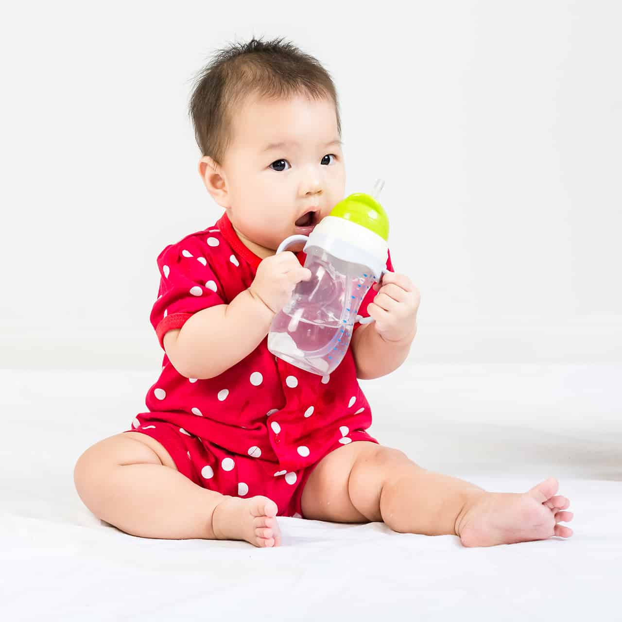 赤ちゃんに水を飲ませていいのはいつから 飲ませるタイミングや注意点などを詳しく解説 Fam S Baby