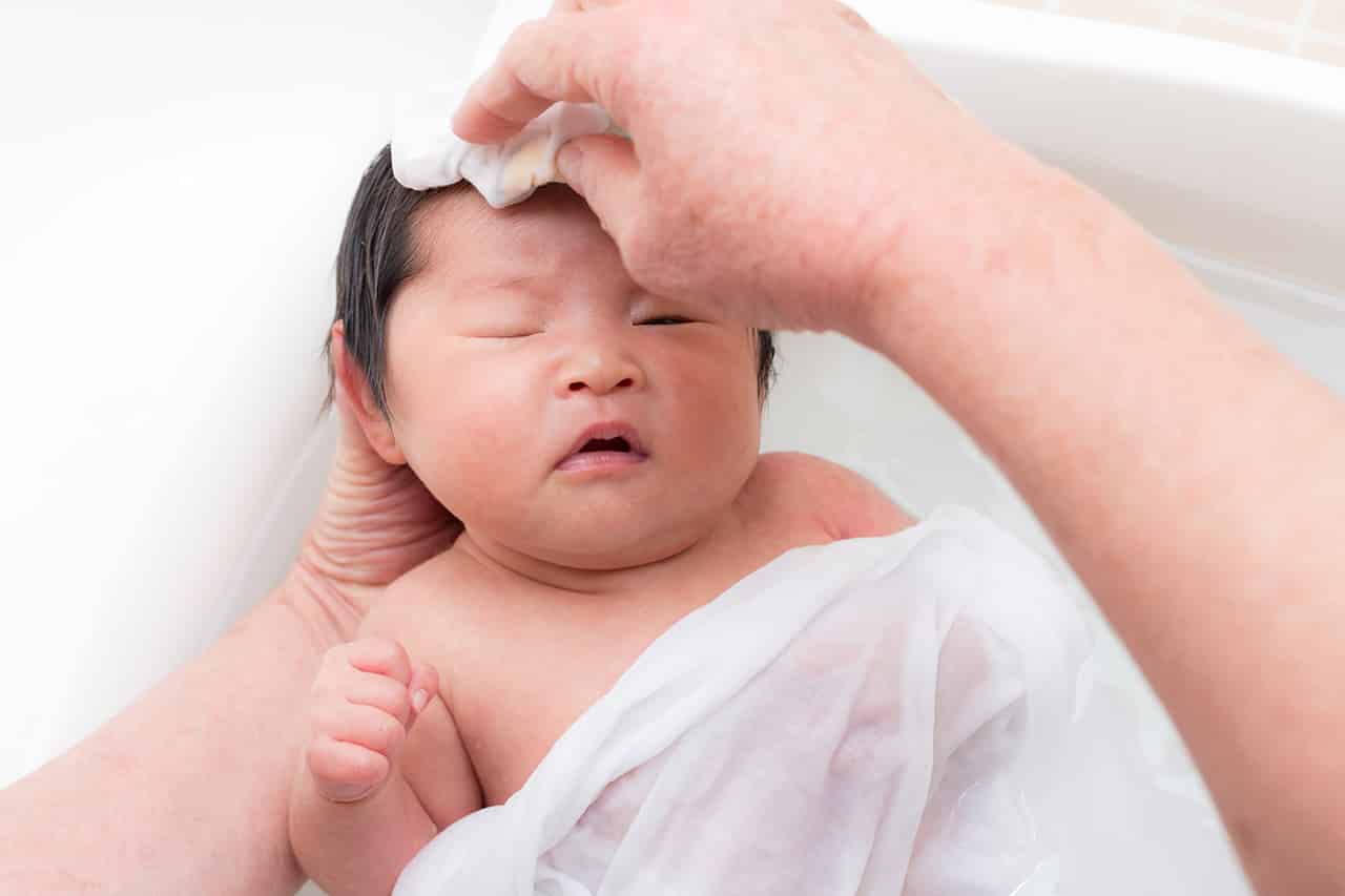 保湿 新生児ニキビ 【医師監修】新生児ニキビの治し方。自然に治る？白や赤の吹き出物の原因