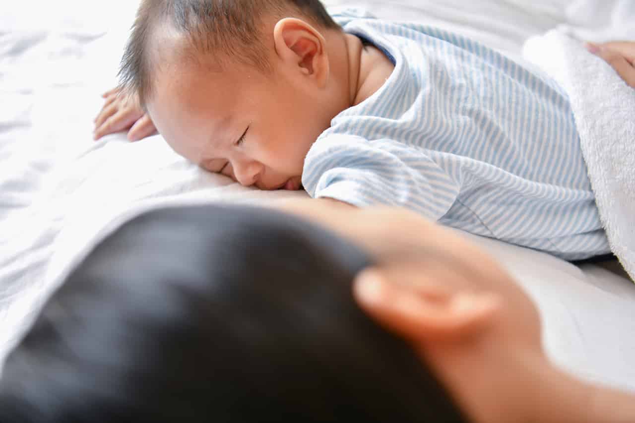 赤ちゃんとの添い寝 メリット 注意点や押さえておくべきポイントを解説 Fam S Baby