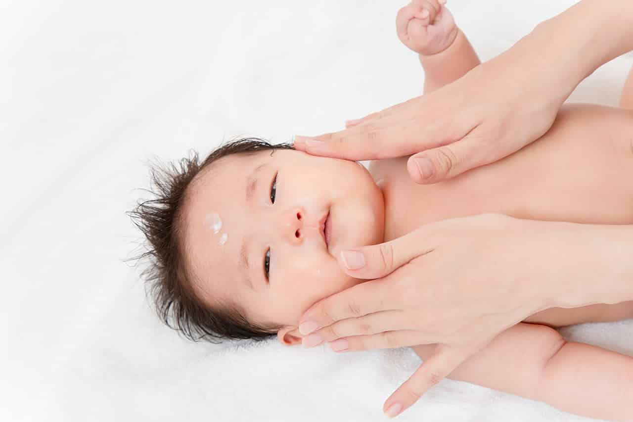 赤ちゃんのほっぺが赤くなる原因とは 原因別の特徴や対処法 Fam S Baby