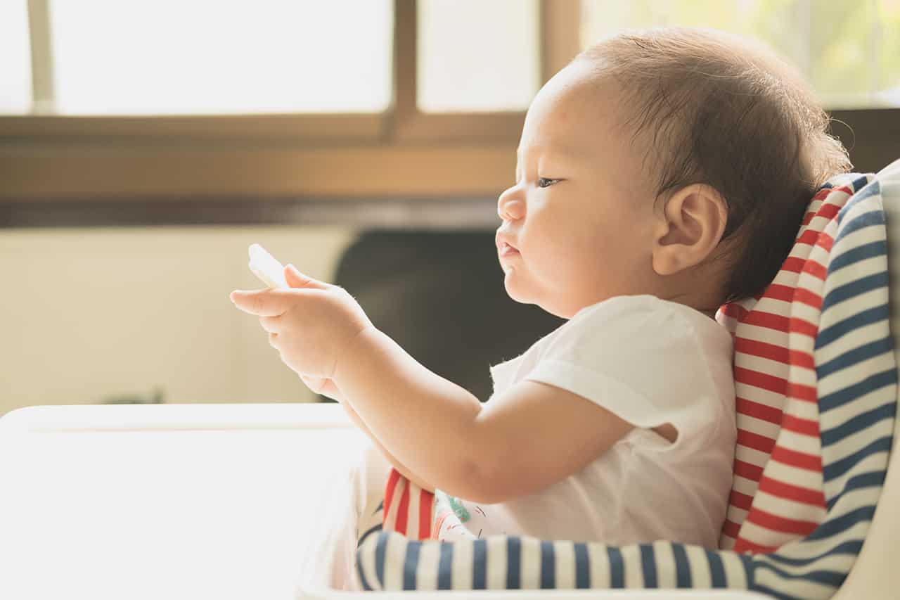 赤ちゃんせんべいとは 普通のせんべいとの違いや あげるタイミングについて解説 Fam S Baby