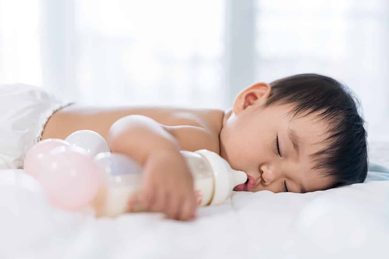 赤ちゃんにミルクを飲ませるのはいつまで やめるタイミングや方法をくわしく解説 Fam S Baby