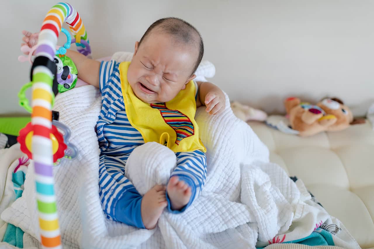 赤ちゃんの寝返りはいつから 始まる時期や注意点について解説 Fam S Baby