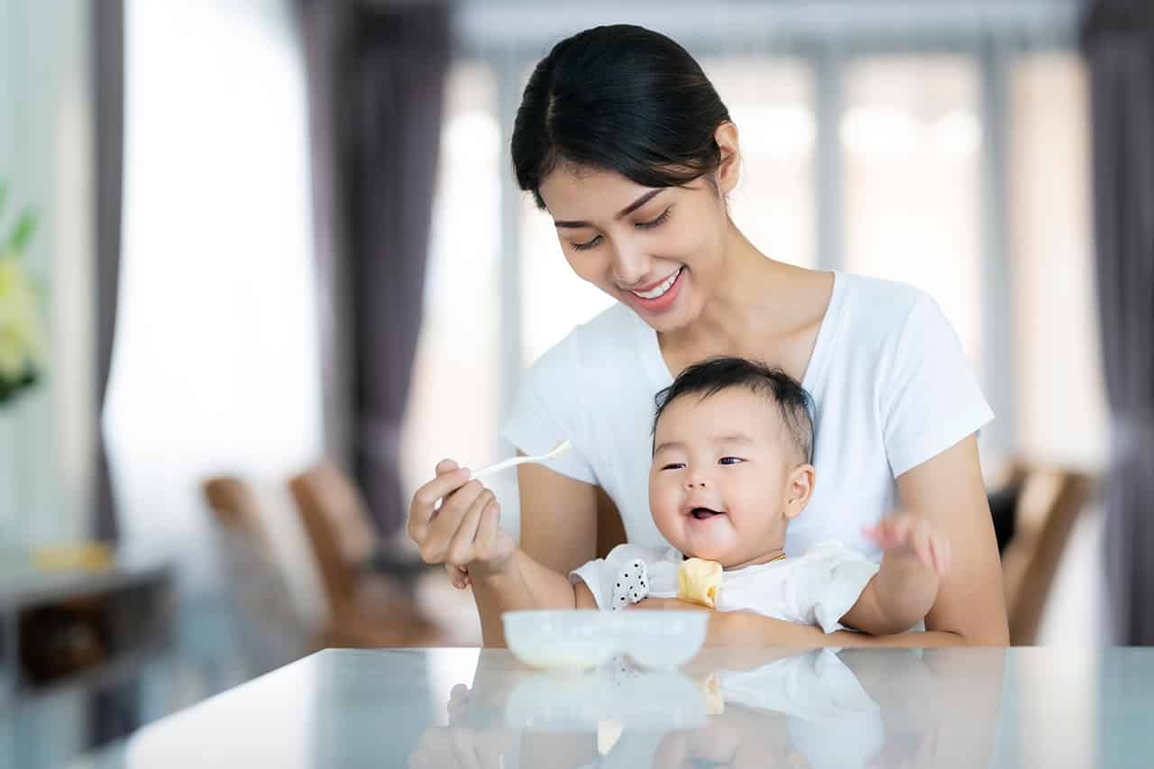 赤ちゃんはいつからスプーンが使えるようになるの スプーンを使う時期や遅いと感じたときの練習方法などを解説 Fam S Baby