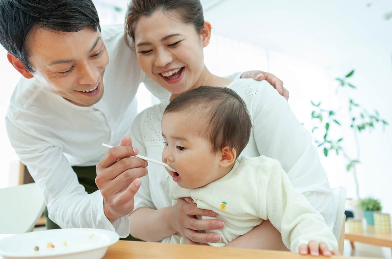 赤ちゃんにミルクを飲ませるのはいつまで やめるタイミングや方法をくわしく解説 Fam S Baby