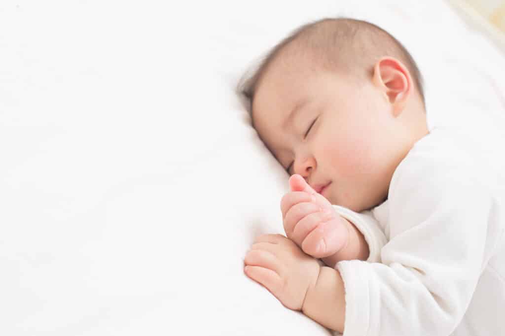 赤ちゃんの睡眠時間は何時間？上手に寝かしつけるためのポイントもあわせて解説 Fam's Baby