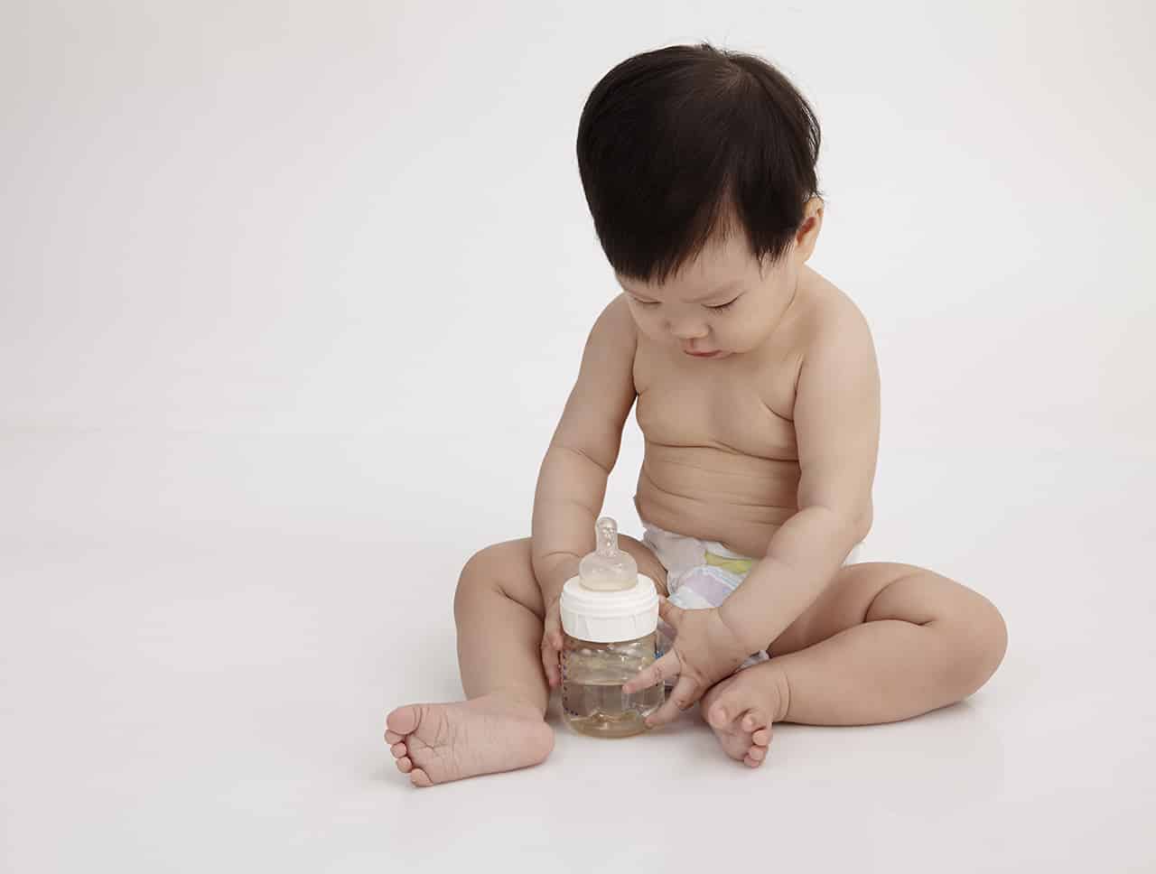 赤ちゃんに麦茶を飲ませるのはいつから?飲ませるタイミングや赤ちゃん用麦茶の作り方・保存方法などを解説 Fam's Baby