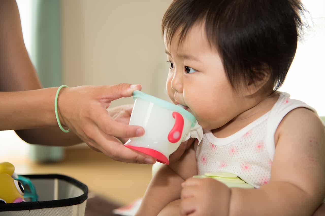 赤ちゃんに麦茶を飲ませるのはいつから 飲ませるタイミングや赤ちゃん用麦茶の作り方 保存方法などを解説 Fam S Baby