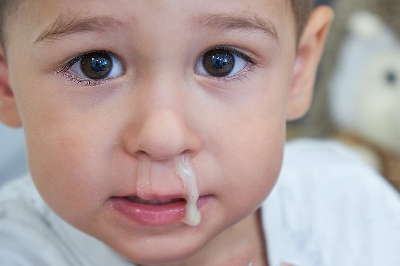 赤ちゃんの鼻水が止まらない 原因別の対処法とホームケアについて解説 Fam S Baby