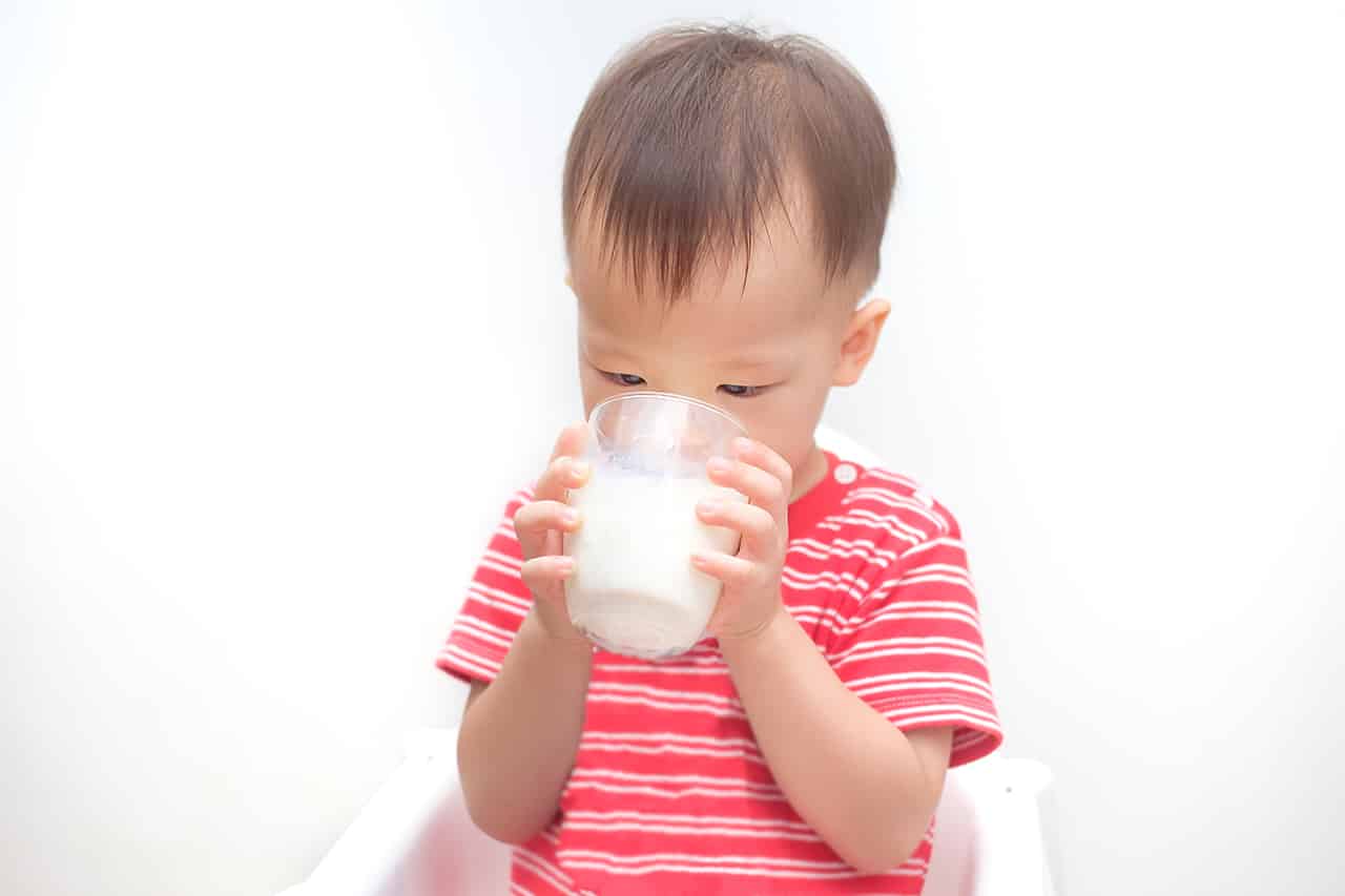 いつから赤ちゃんに牛乳を与えていいの 赤ちゃんに牛乳を与える時期と注意点などを解説 Fam S Baby