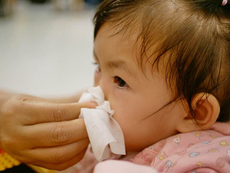 赤ちゃんの鼻水が止まらない！原因別の対処法とホームケアについて解説 Fam's Baby