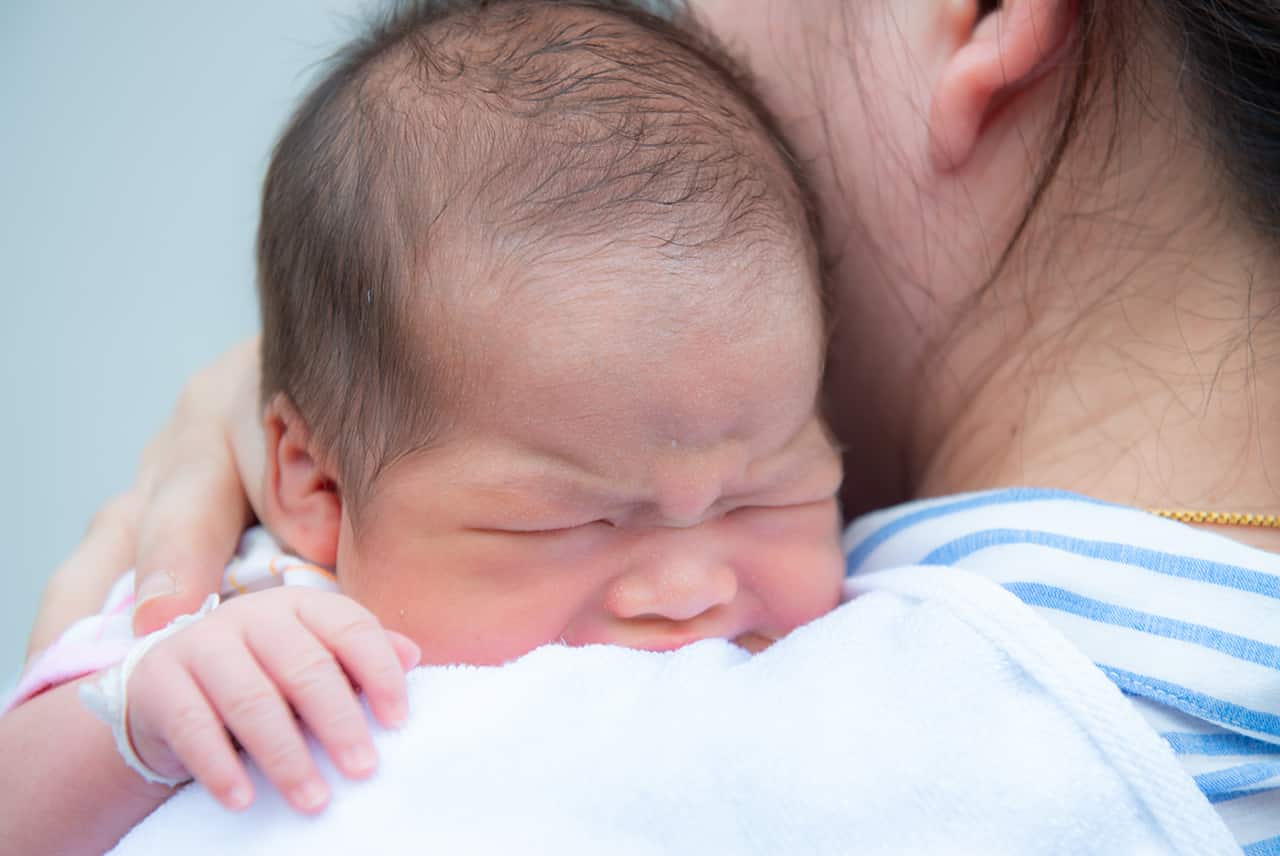 赤ちゃんにげっぷをさせる理由とは させ方やよくある悩みの対処法を解説 Fam S Baby