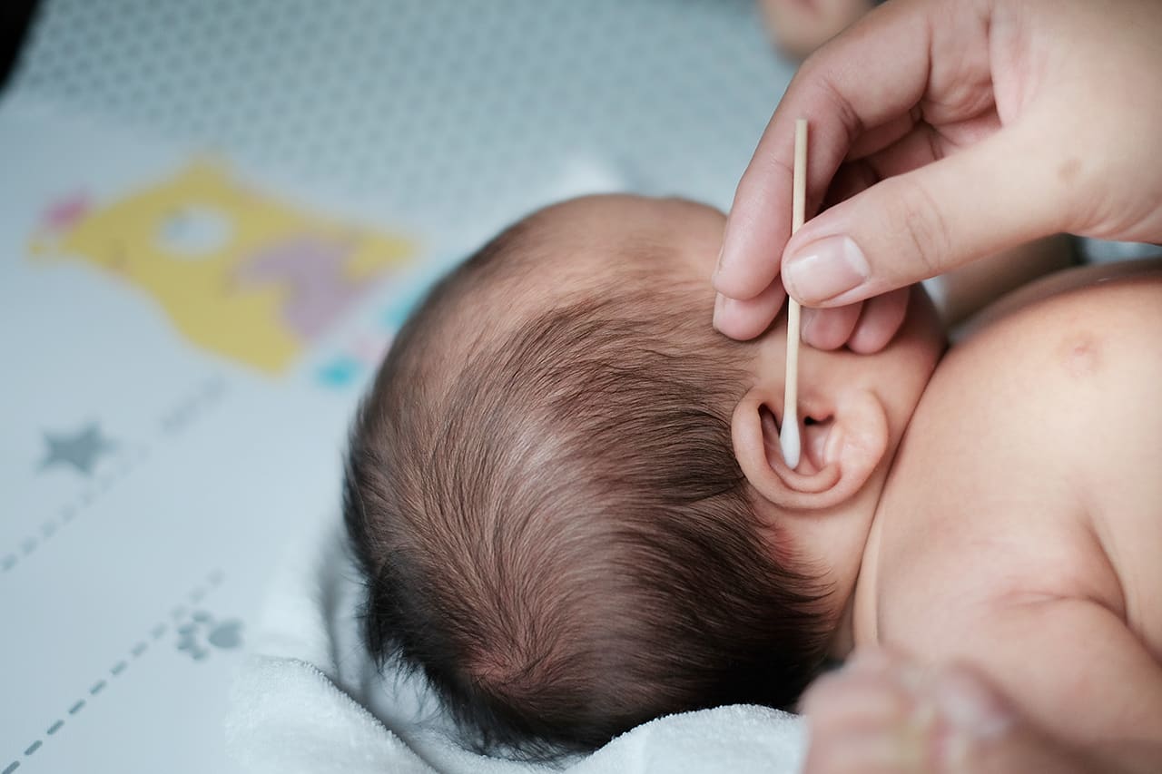 赤ちゃんの耳垢掃除は必要 家庭で耳垢を掃除する際の方法や注意点 Fam S Baby