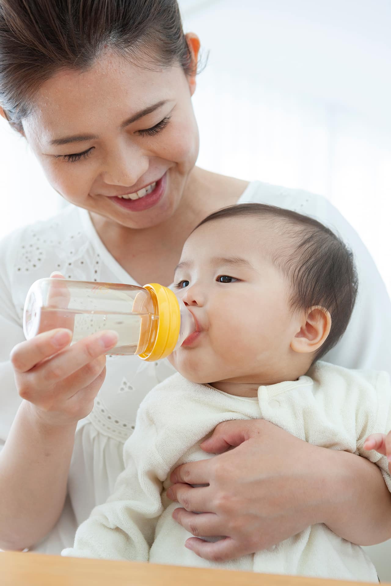 赤ちゃんの便秘には白湯が良い 飲ませるときの注意点や作り方 保存方法とは Fam S Baby