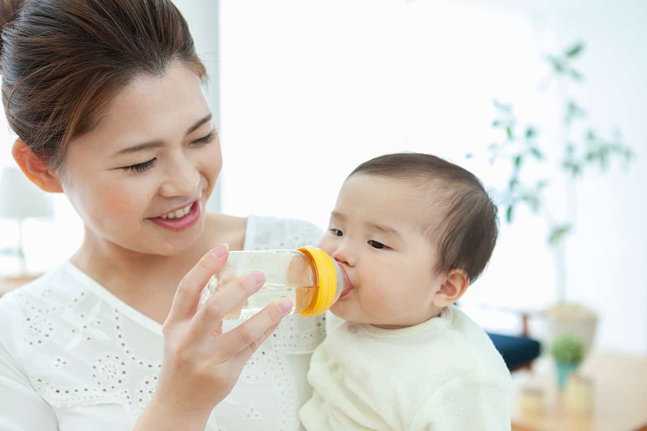 赤ちゃんの鼻水が止まらない 原因別の対処法とホームケアについて解説 Fam S Baby