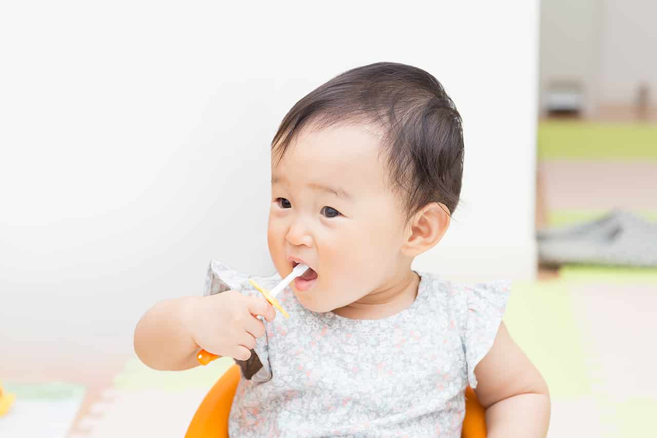 赤ちゃんの歯はいつ生えるの 歯が生えてくる順番 時期やケアについて解説 Fam S Baby
