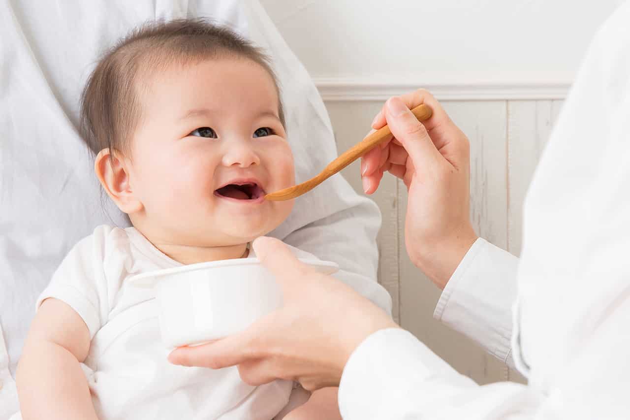 赤ちゃんはうんちの回数が多い ミルク 母乳や離乳食による影響とは Fam S Baby