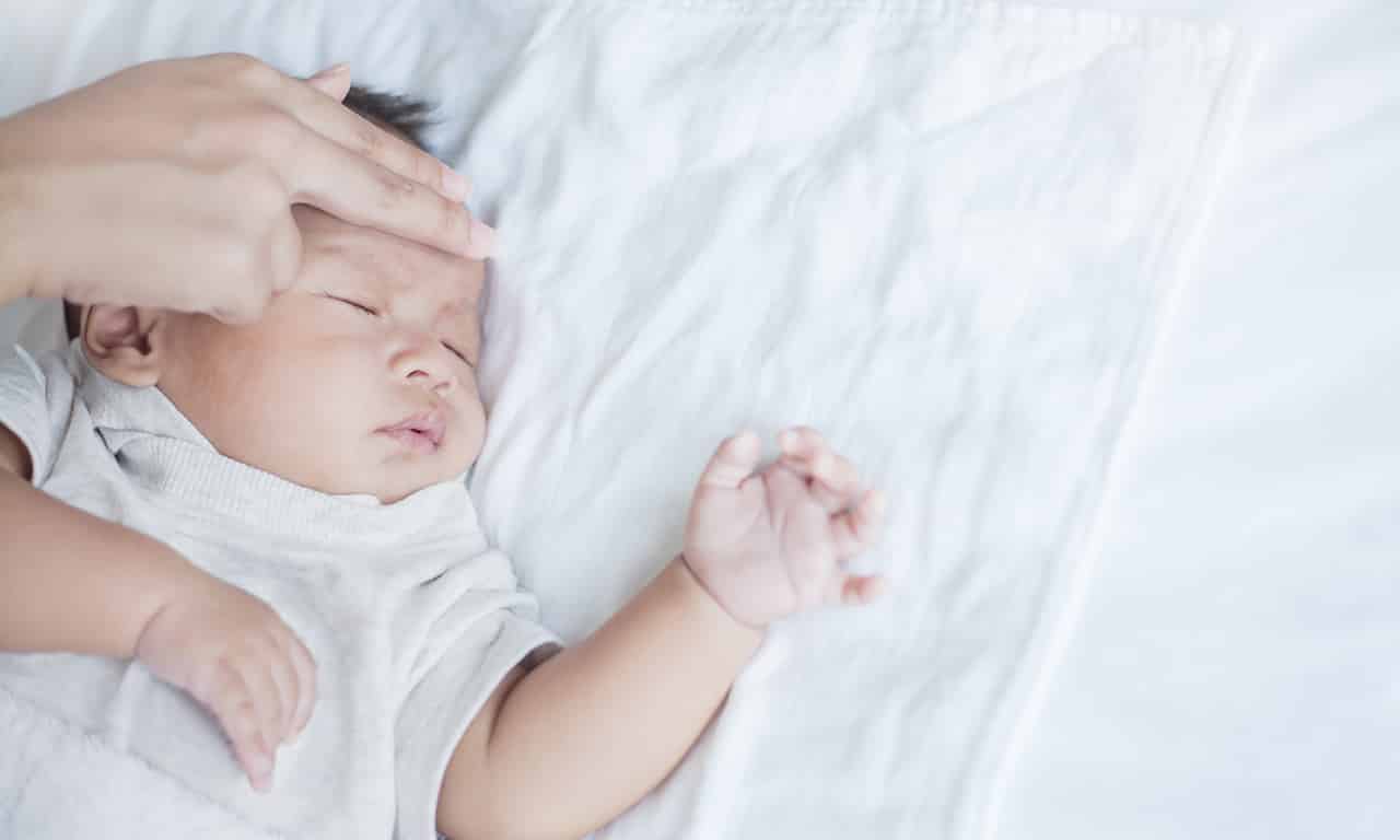 赤ちゃんはくしゃみが多い くしゃみの原因や対処法について解説 Fam S Baby