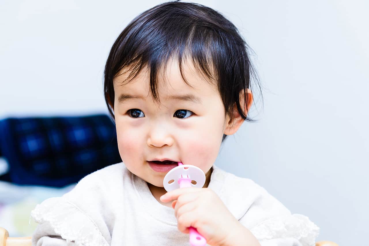 赤ちゃんが虫歯になってしまう原因とは 対策や避けるべき食べ物もご紹介 Fam S Baby