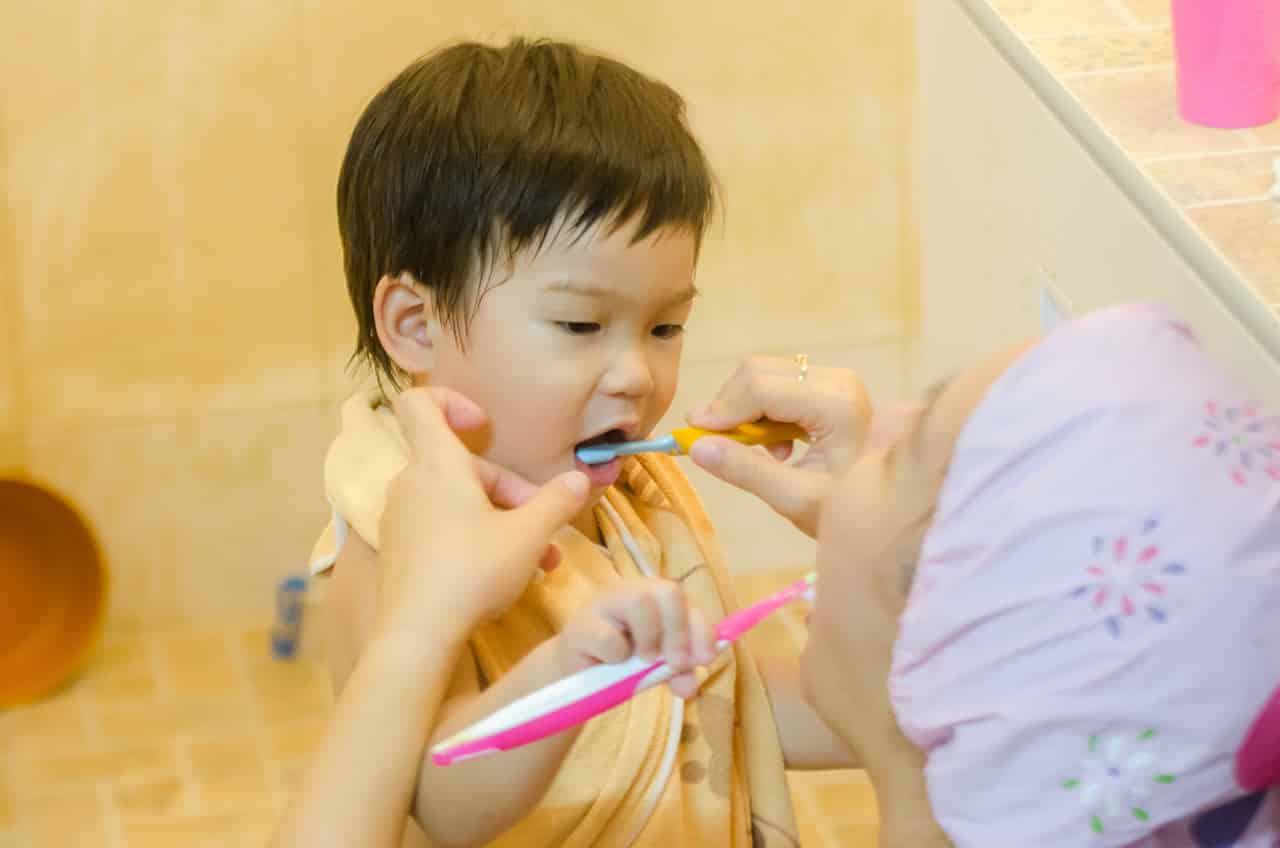 赤ちゃんの歯磨きはいつから始める 歯磨きのポイントや歯磨き嫌いの克服法も解説 Fam S Baby