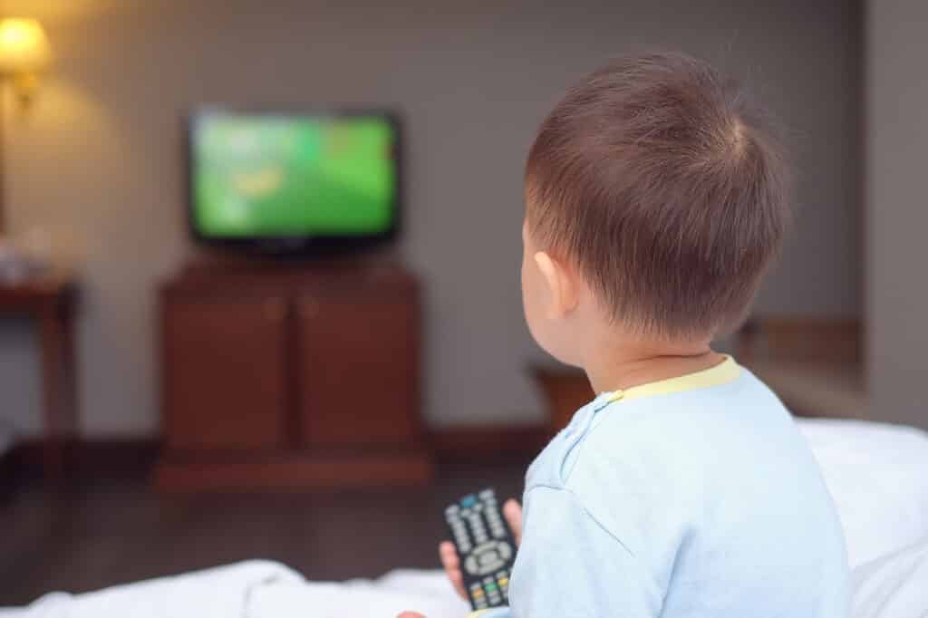 赤ちゃんのテレビはいつからOK？テレビによる影響と注意点とは Fam's Baby