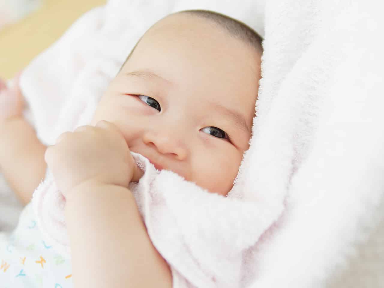 赤ちゃんはなぜよだれを出すの 理由やかぶれの予防法について解説 Fam S Baby