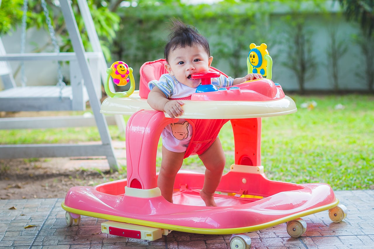 赤ちゃんが使う歩行器のメリット デメリットとは 歩行器の選び方も解説 Fam S Baby