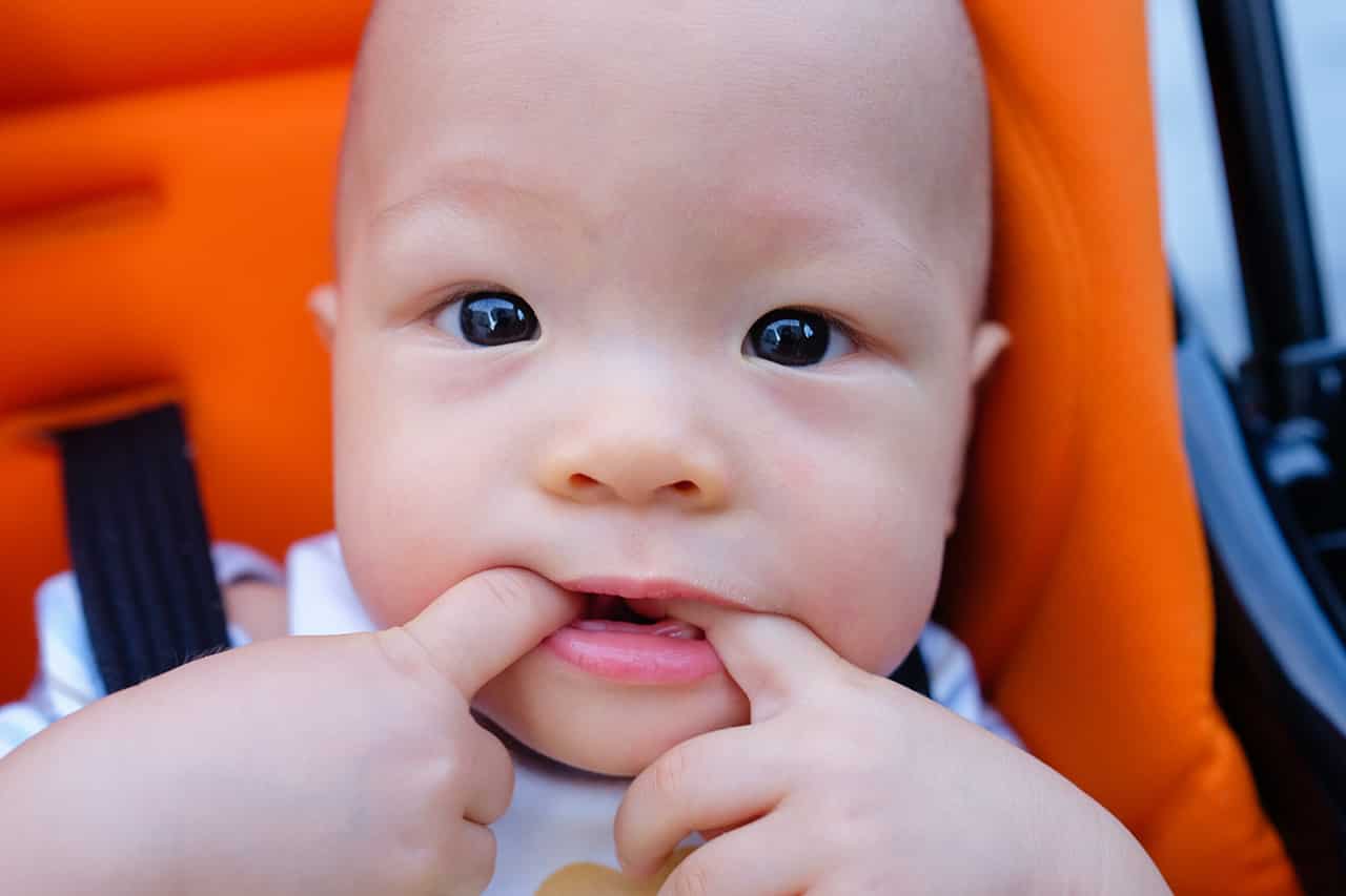 赤ちゃんはなぜよだれを出すの 理由やかぶれの予防法について解説 Fam S Baby