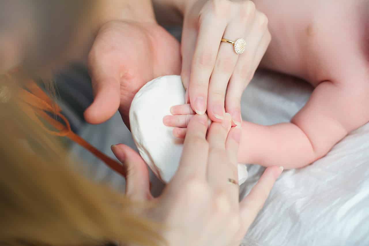赤ちゃんの手形を取るベストなタイミングとは 上手に取るためのコツも紹介 Fam S Baby