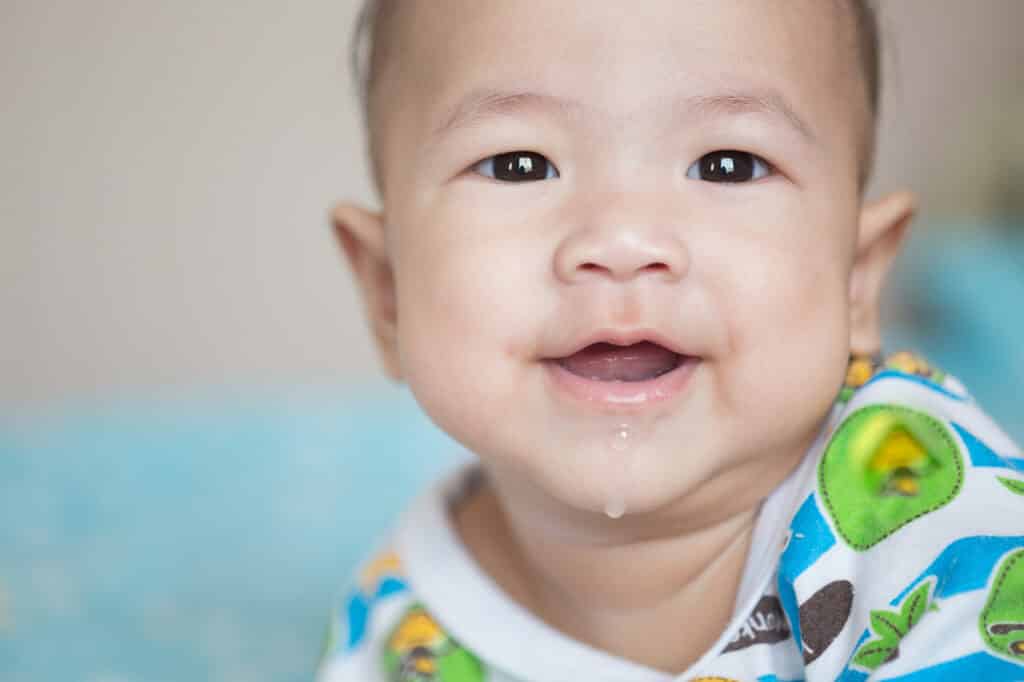 赤ちゃんはなぜよだれを出すの？理由やかぶれの予防法について解説 Fam's Baby