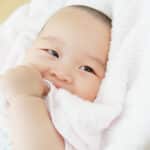 赤ちゃんにドライヤーは必要 基本的な髪の毛の乾かし方や注意点について解説 Fam S Baby