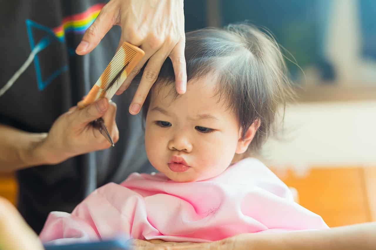 赤ちゃんの散髪をするのはいつ 自宅で散髪する方法も紹介 Fam S Baby