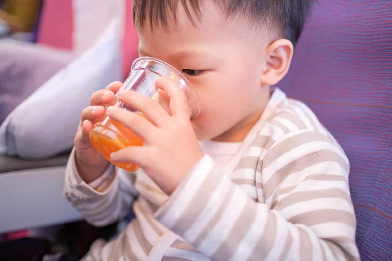赤ちゃんのコップ飲みはいつから始める 練習方法や練習のポイントについて Fam S Baby