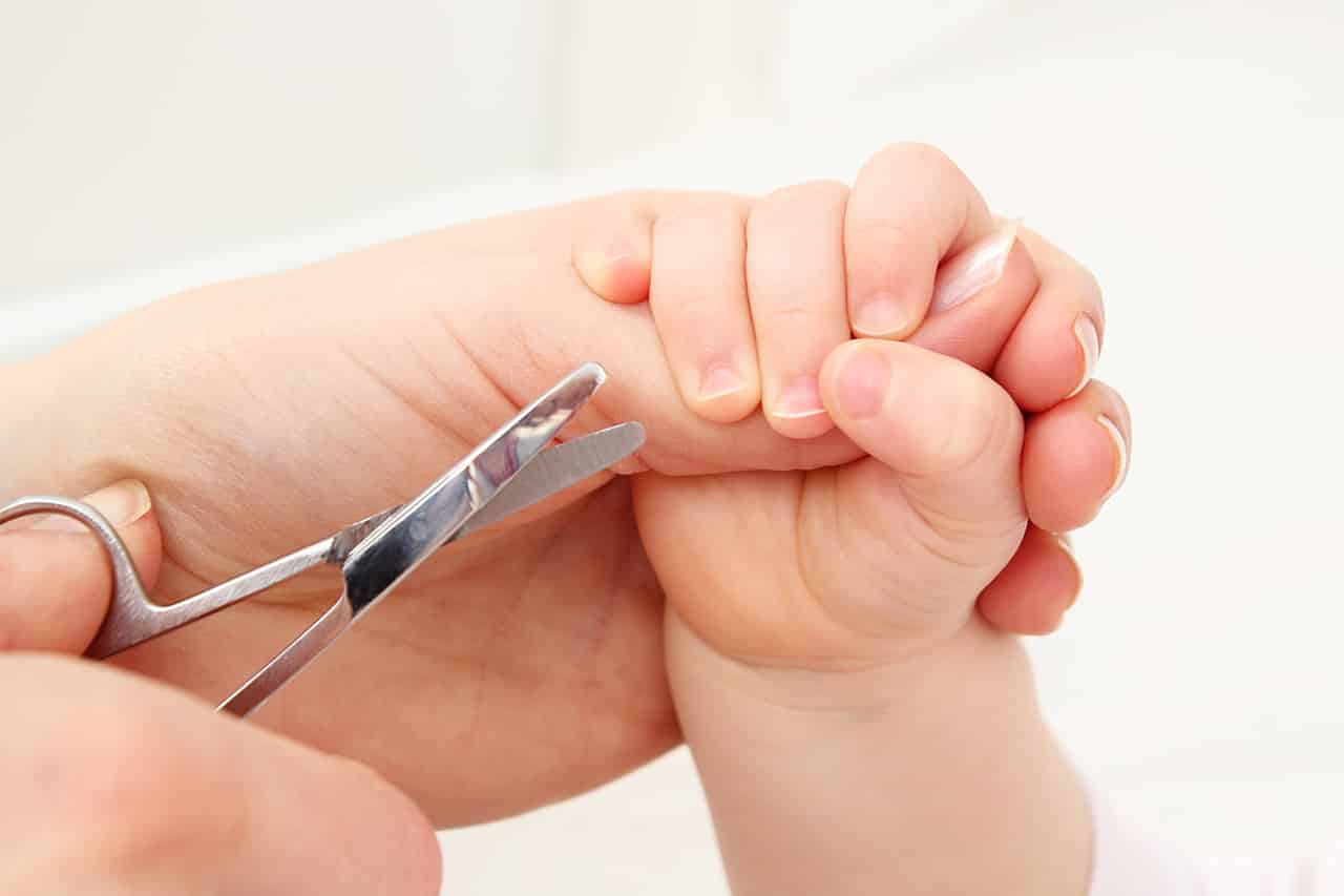 赤ちゃんの爪切りはいつから スムーズに切るコツや注意点について解説 Fam S Baby