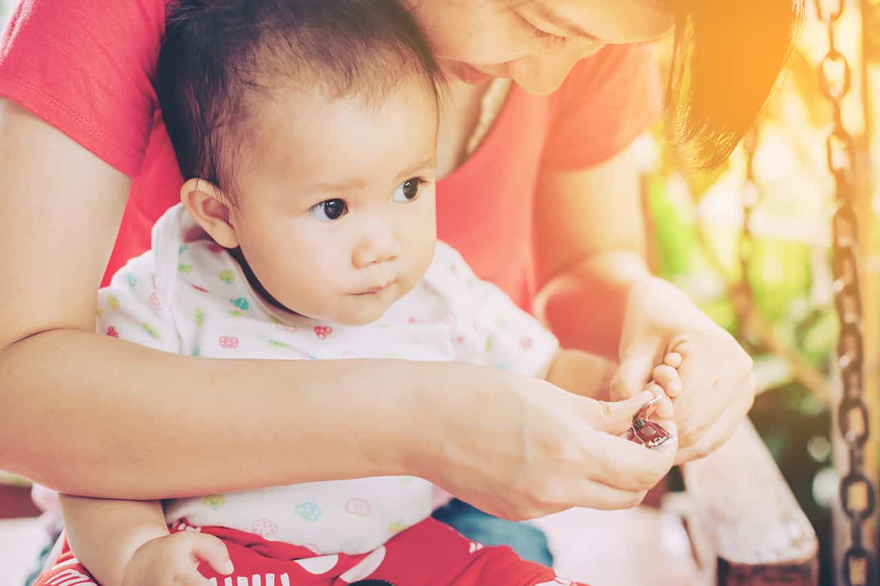 赤ちゃんの爪切りはいつから スムーズに切るコツや注意点について解説 Fam S Baby