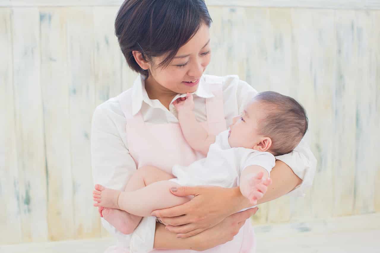 赤ちゃんを上手に抱っこしたい 基本の抱っこの仕方 コツや注意点 Fam S Baby