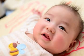 赤ちゃんのほっぺが赤くなる原因とは 原因別の特徴や対処法 Fam S Baby