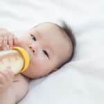 赤ちゃんのミルク以外の飲み物はいつからok 与えるタイミングや種類も解説 Fam S Baby