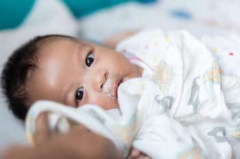 赤ちゃんが嘔吐する原因は何 チェックすべき３つのポイントも解説 Fam S Baby