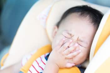 赤ちゃんはくしゃみが多い くしゃみの原因や対処法について解説 Fam S Baby